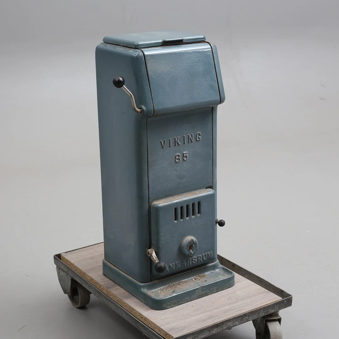 KAMIN, emaljerad, Viking 85, Ankarsrum. — Miscellaneous — Auktionshuset Thelin & Johansson