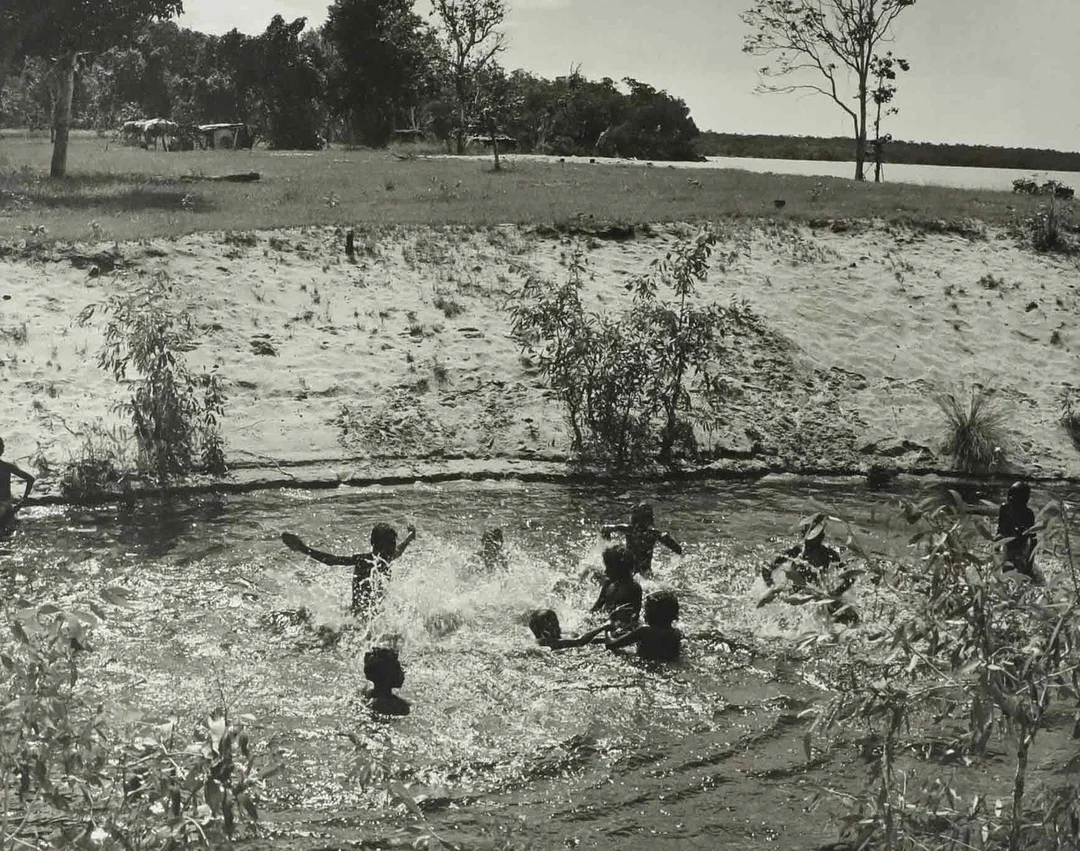 SVEN GILLSÄTER. Fotografi, badande barn, 1900-tal. — Photography — Hälsinglands Auktionsverk
