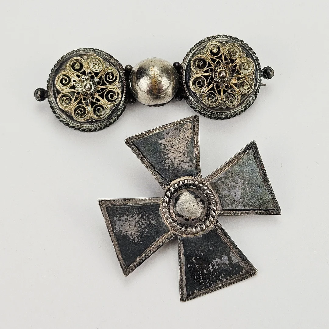 BROSCHER, 2 st, silver, 1900-tal. — Brooches & Pendants — Auktionshuset Thörner & Ek