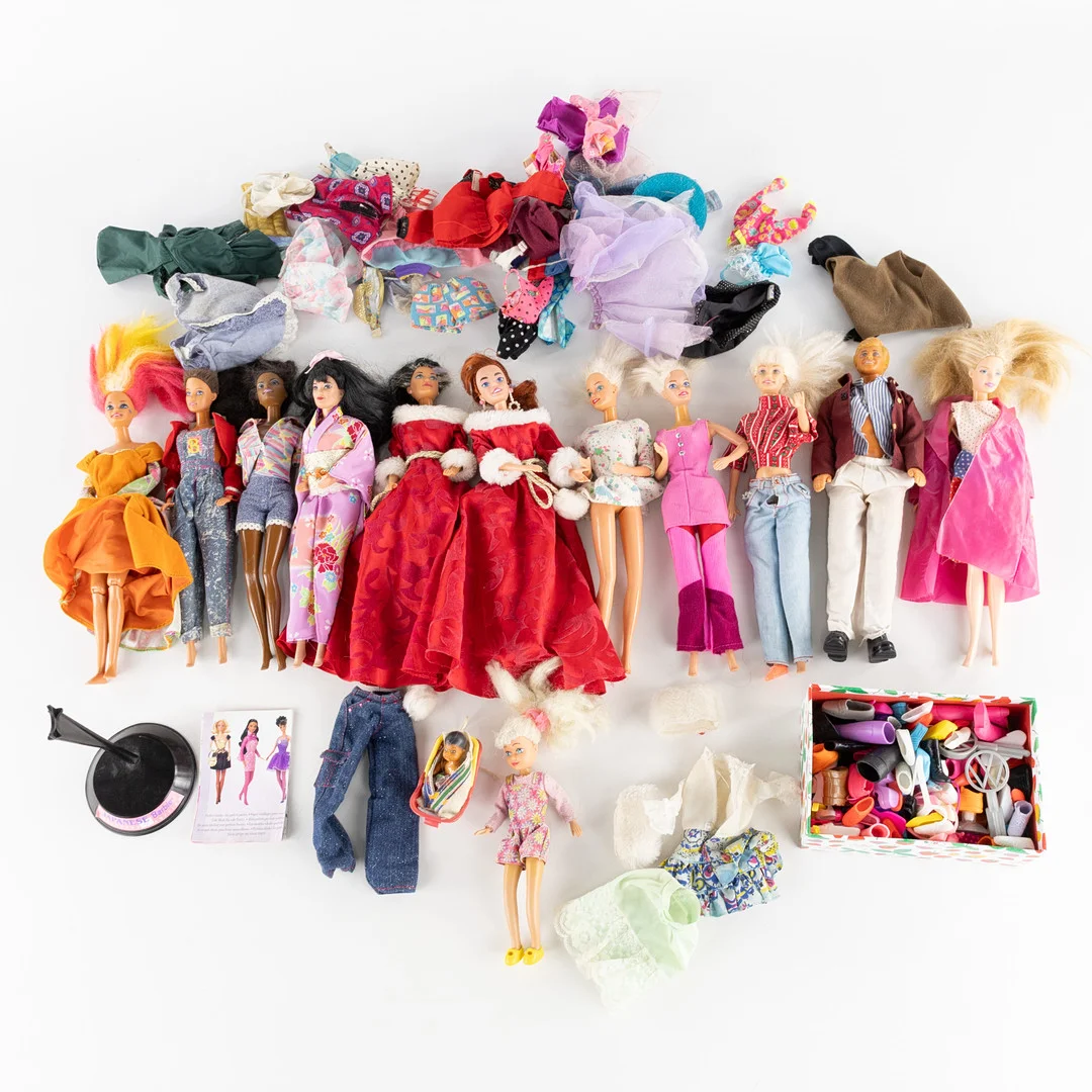 BARBIEDOCKOR, tillbehör, ett parti, mestadels 1990-tal. — Dolls & Teddybears — Karljohan Auktioner