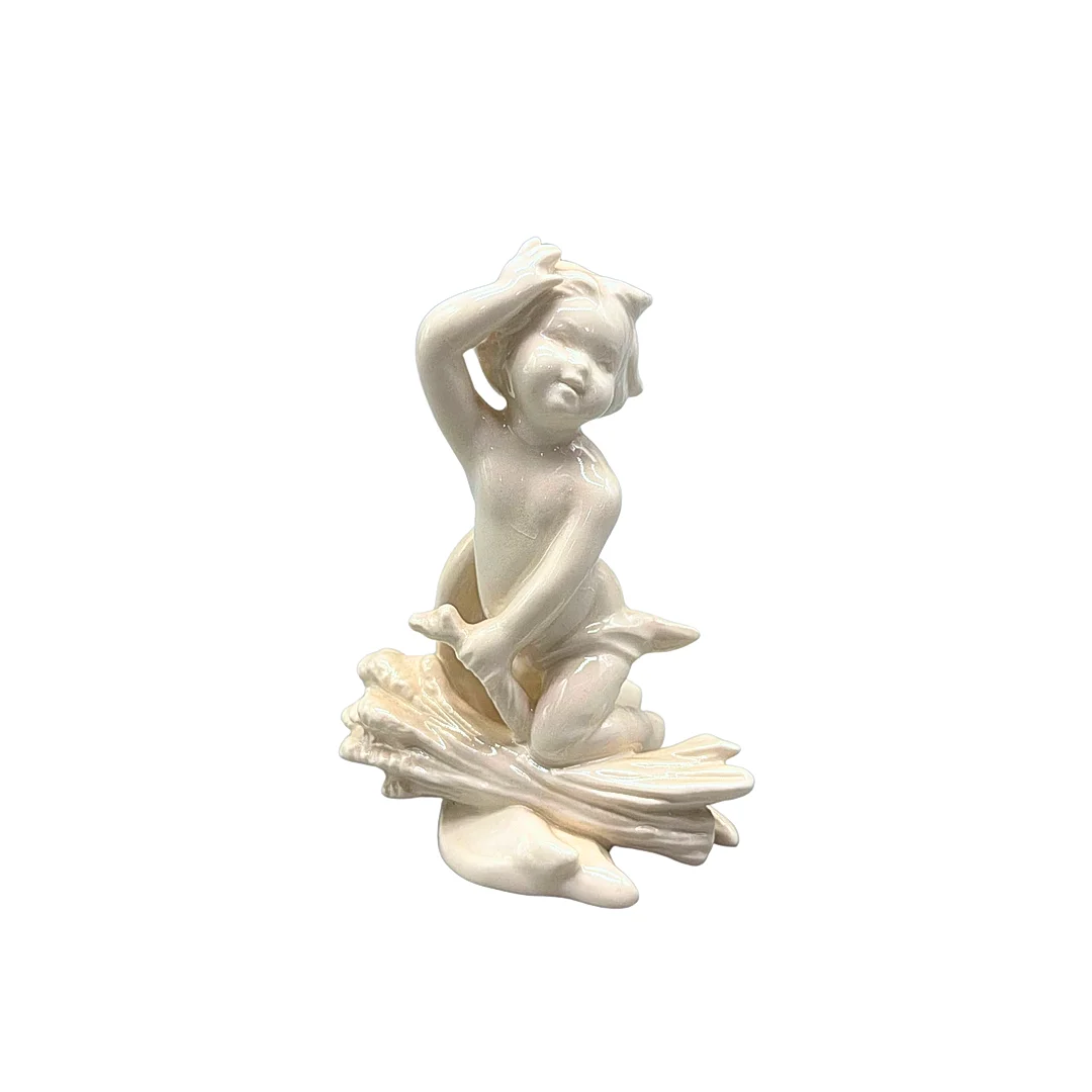 GOEBEL MONATSFIGUR „AUGUST JUNGE MIT GARBE“ AUS DEM JAHR 1978. — European — Auktionshaus Stuber's Hammerschlag