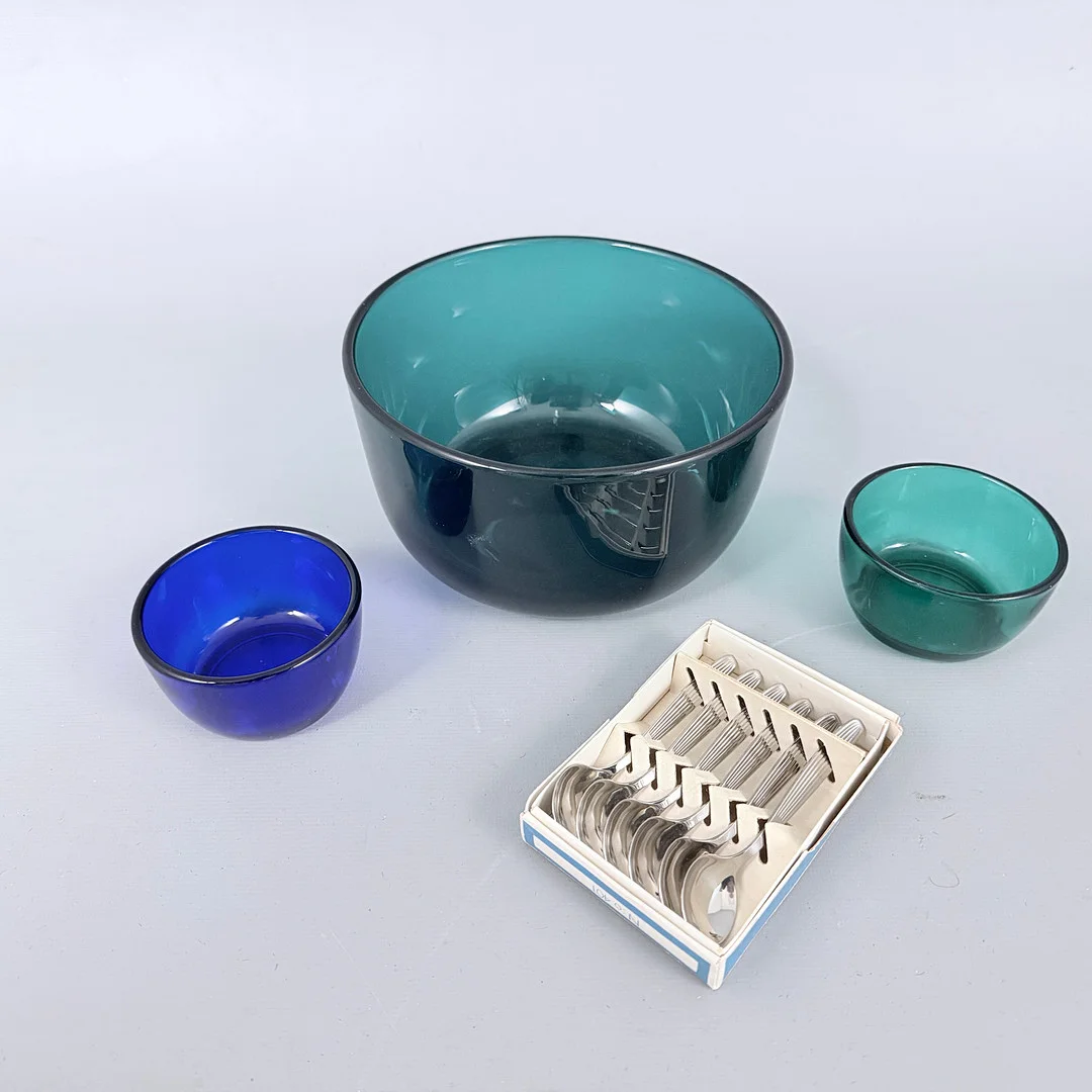 KAJ FRANCK. SKÅLAR & KAFFESKEDAR, 4 delar. — Art glass — Auktionshuset STO Bohuslän
