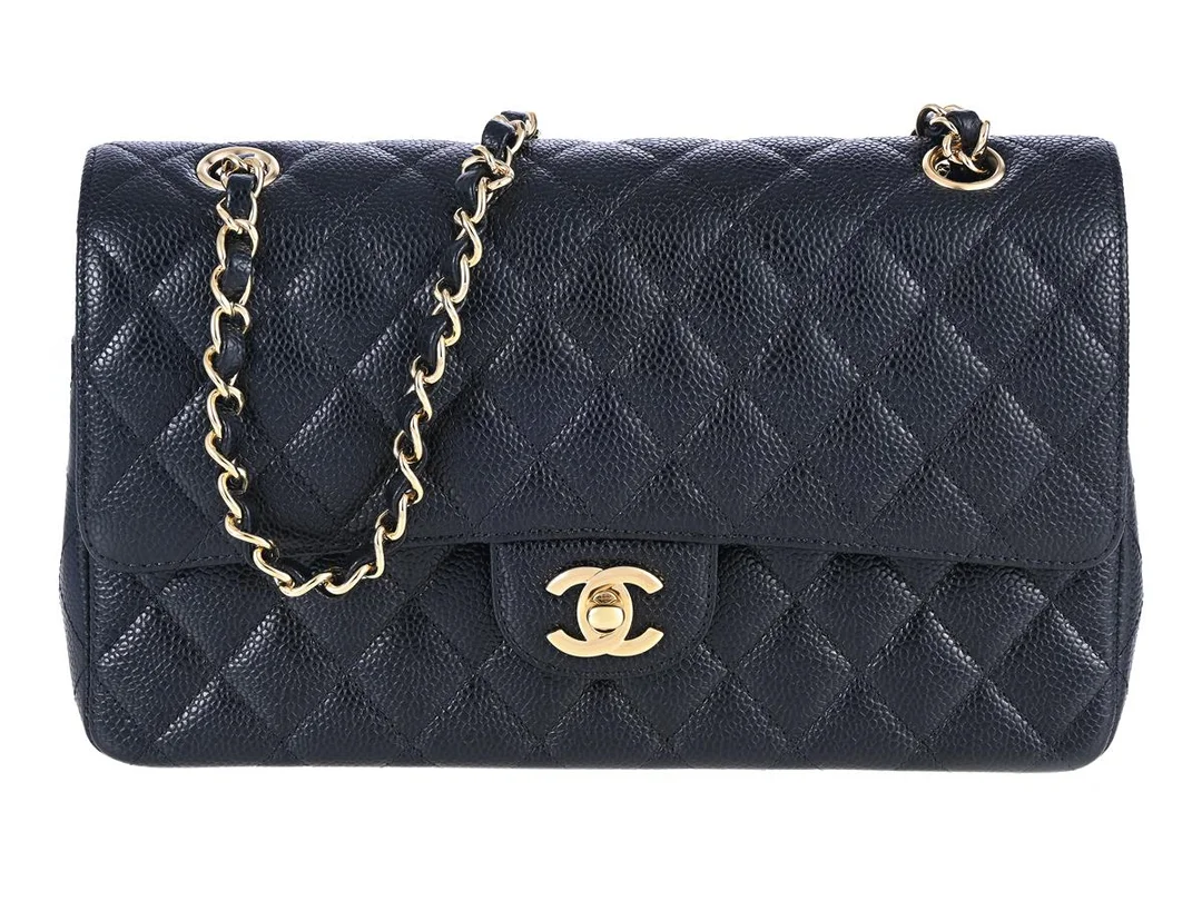 CHANEL, VÄSKA, Medium Double Flap Bag, svart quiltat kaviarläder, guldfärgade beslag, 25x15x6 cm, hologrammärkt 24924795, år 2017-2018, care booklet, kvittokopia från 2017, cert, dustbag, originalkartong. Excellent Condition. — Accessoarer/Väskor — Kaplans