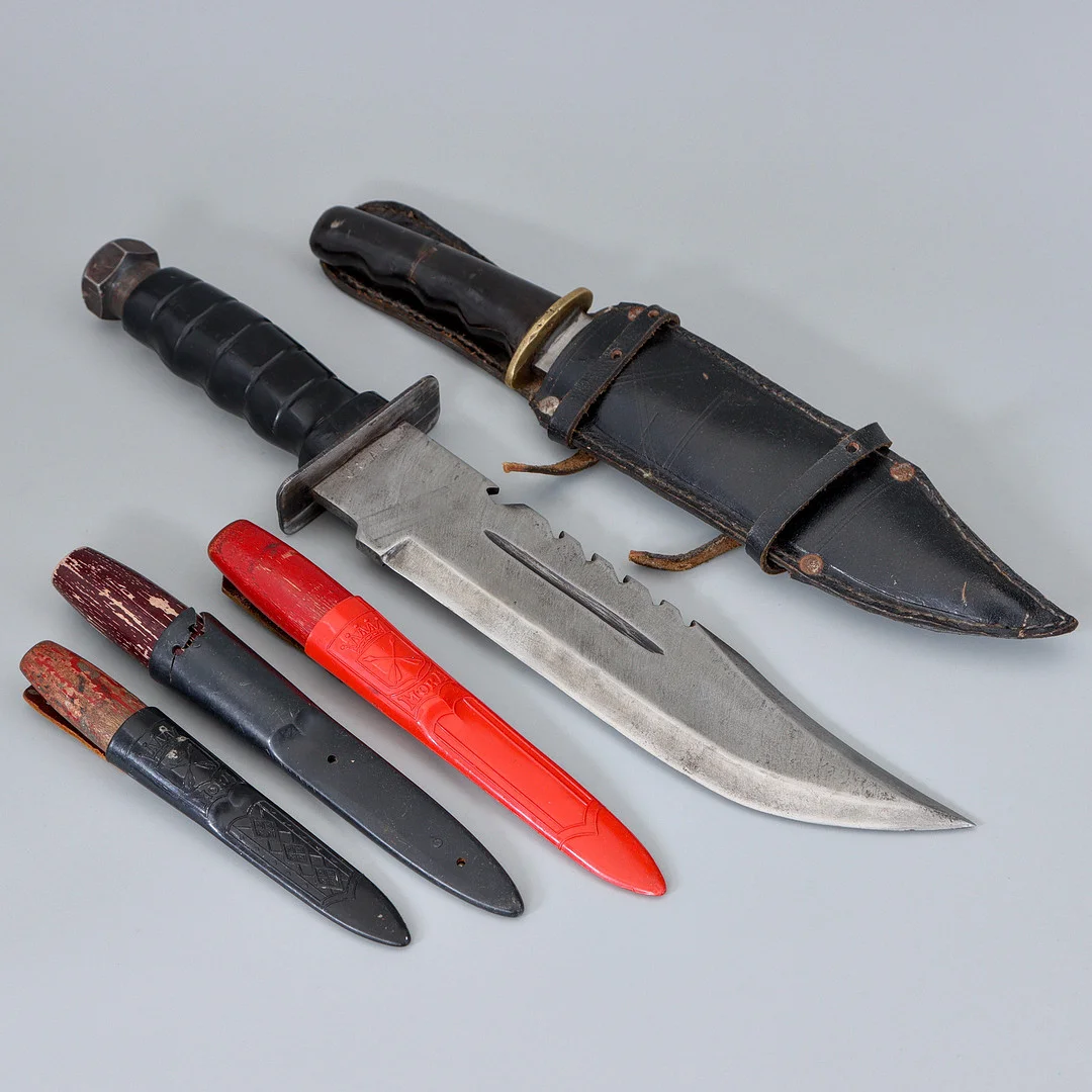 COMBAT KNIFE / BOWIE KNIFE USA C / MORAKNIVAR, (5 KNIVAR). — Edged weapons — Auktionskammaren Sydost Kalmar