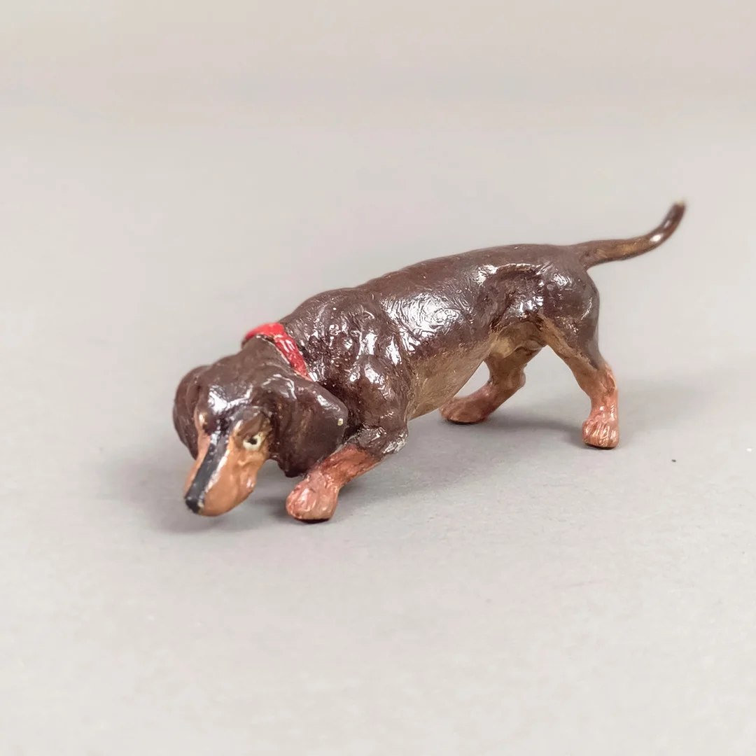 SCHNÜFFELNDER DACKEL - Tierfigur in der Art der Wiener Bronze, 20. Jh. — Sculptures & Bronzes — Auktionshaus Blank