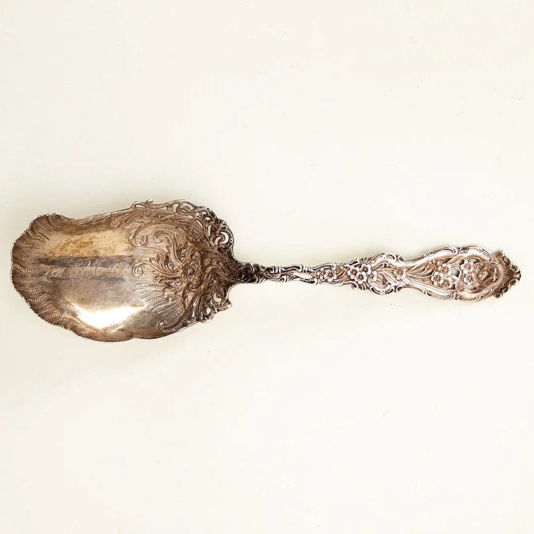 Großer Vorlegelöffel mit reichem Dekor, Sterling Silber, dat. 1896. — Silver — Stockholms Auktionsverk Hamburg