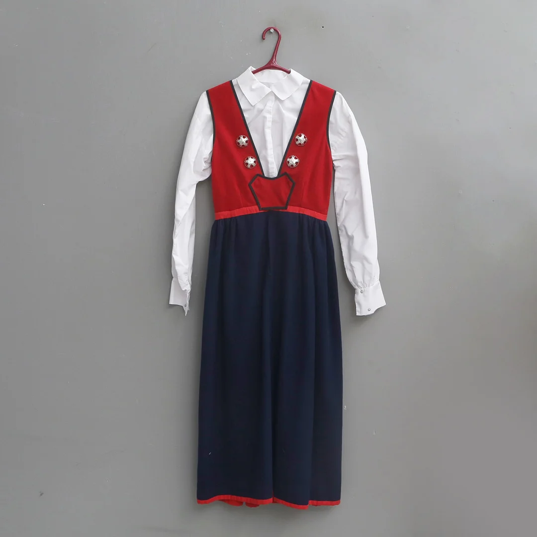 FOLKDRÄKT, Värend, 1977. — Textiles — Kalmar Auktionsverk