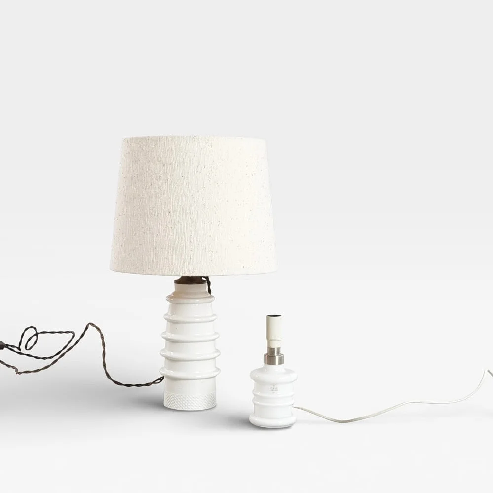 HOLMEGAARD / BING & GRØNDAHL. To hvide bordlamper af glas og porcelæn, stribet. Danmark. — Table Lamps — Woxholt Auktionshus