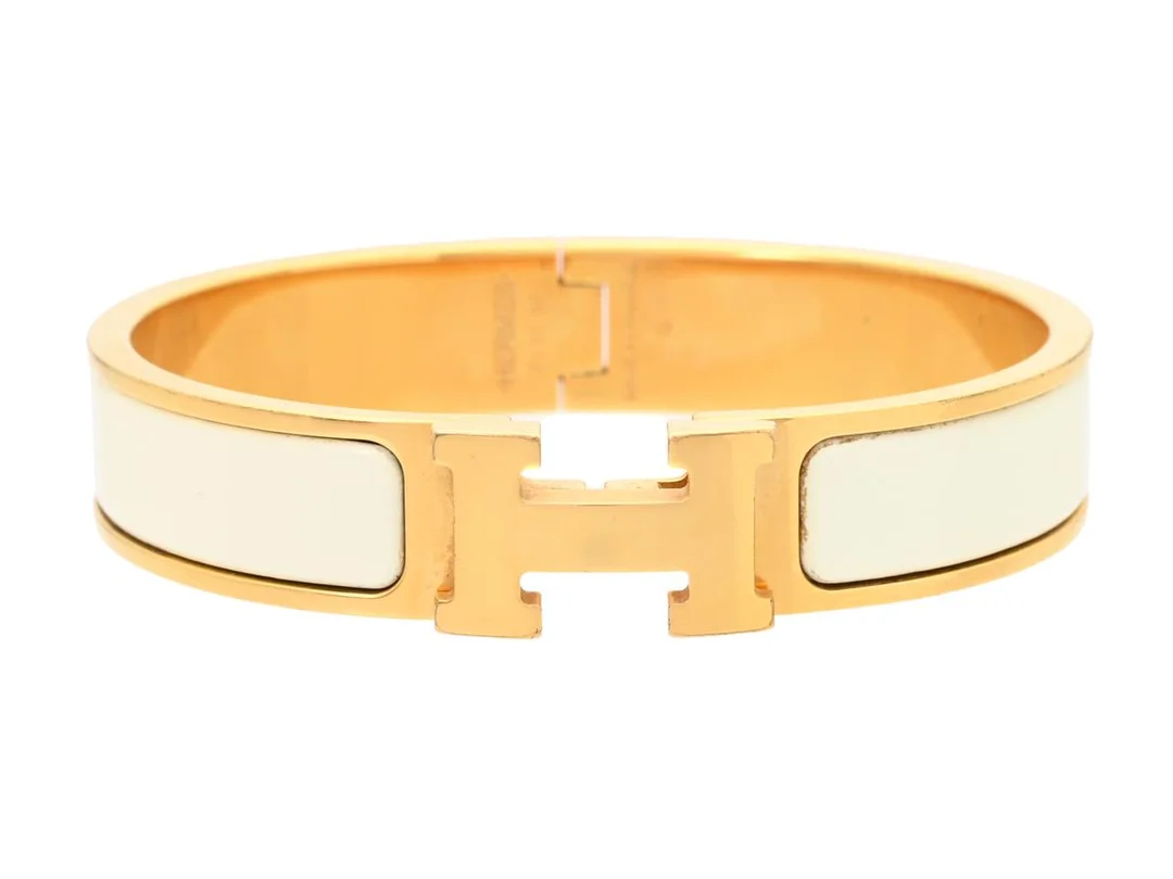 ARMRING, HERMÈS, Clic H Bracelet, vit emalj, guldpläterad, diameter 5,5 cm, repigt. — Smycken/Armring — Kaplans