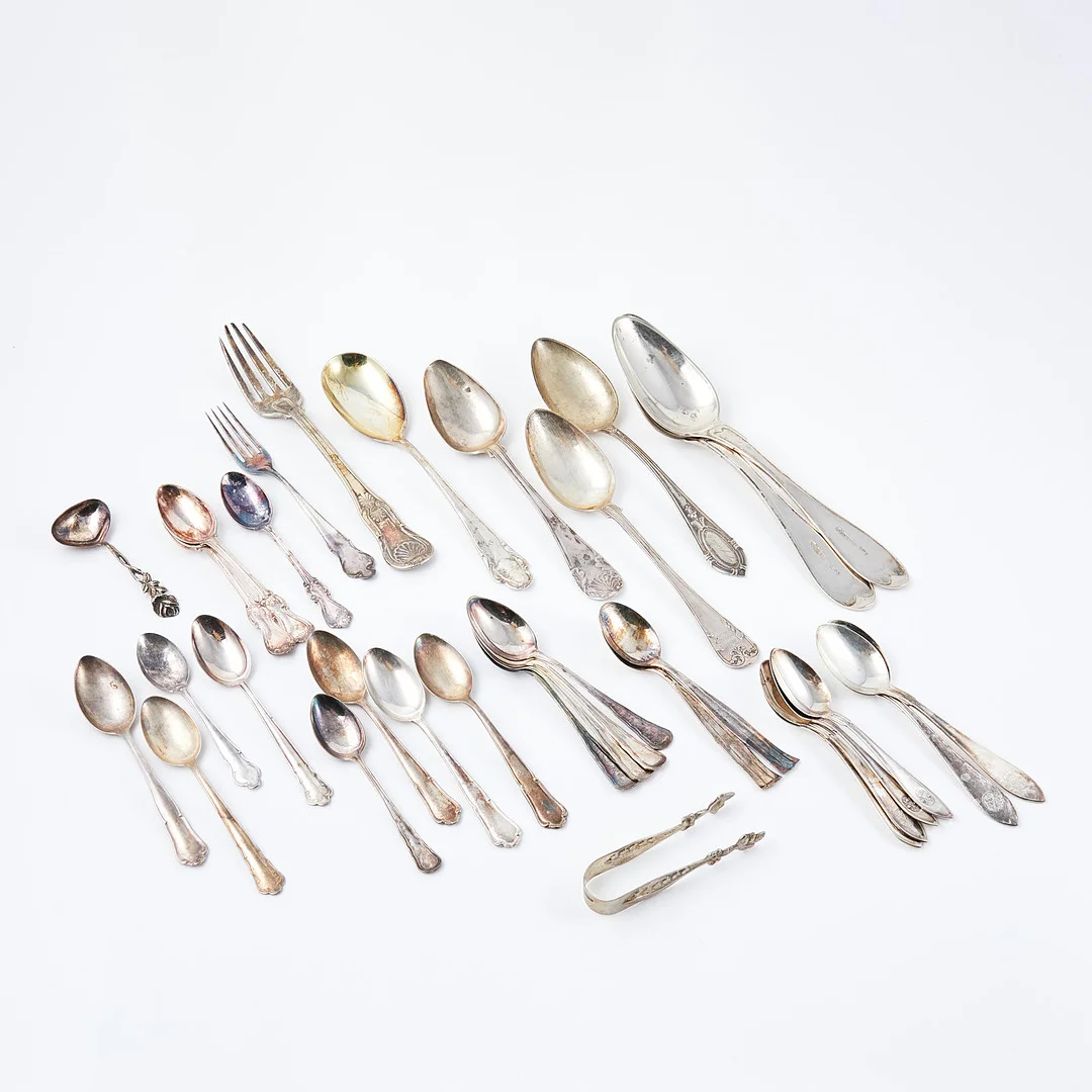 PARTI SILVER, 33 dlr, gafflar, skedar, tång, silver, blandade tillverkare och år, 18/1900-tal. — Silver — Stockholms Auktionsverk Sickla