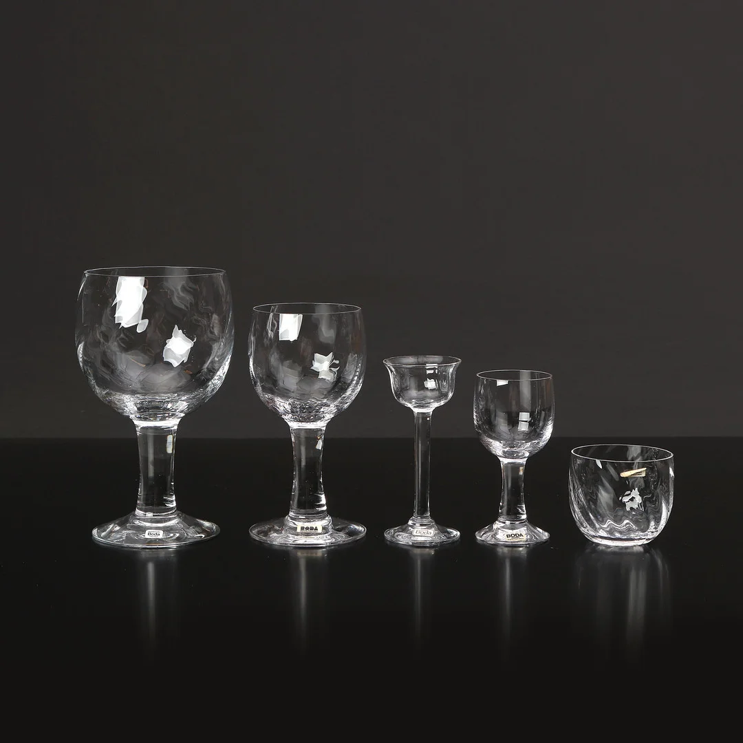 SIGNE PERSSON-MELIN. GLASSERVISDELAR, 36 ST. Boda, "Falstaff". I originalkartonger. — Tableware — Skånes Auktionsverk