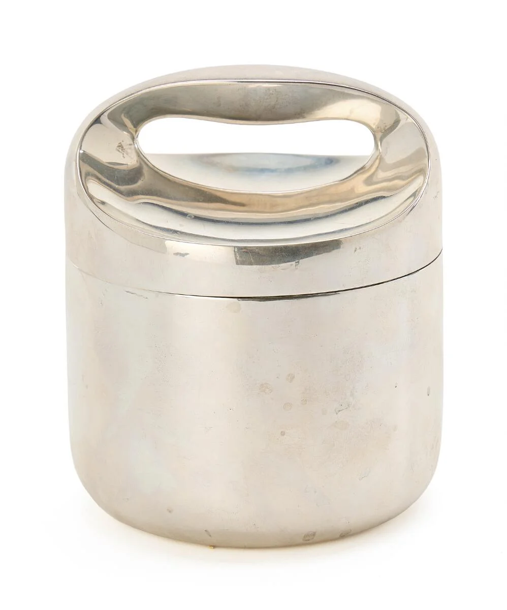 Hans Bunde: A round sterling-silver lid box, lid enchased with handle. — Silver/Modern Silver — Bruun Rasmussen