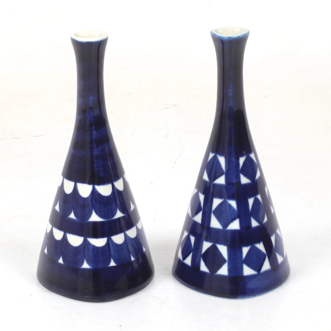 KARIN BJÖRQVIST. Vaser, 2 st, porslin, "Indigo", Gustavsberg, höjd 14 cm. — European — Stadsauktion Sundsvall