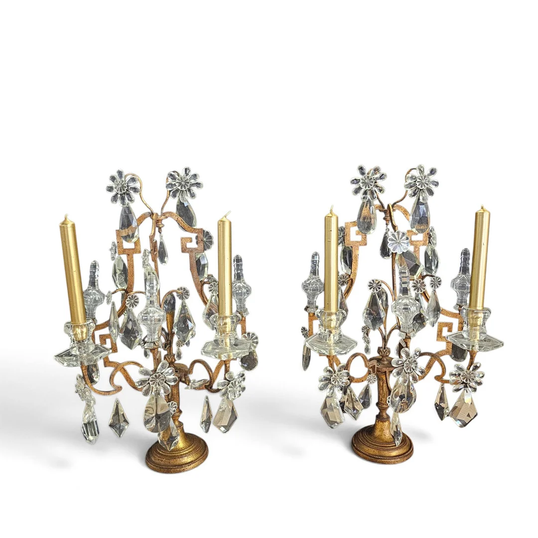 Pareja de candelabros, "Girandolo" con lágrimas de cristal en hierro dorado. Para 2 velas. — Candlesticks — Arce Auctions