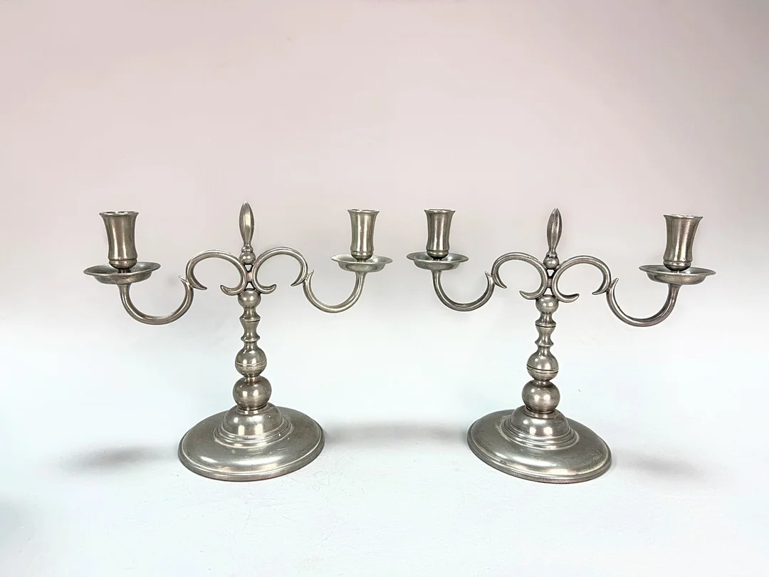 NILS FOUGSTEDT. TILLSKRIVEN LJUSSTAKAR, 1 par, Herman Bergman, Stockholm 1930, tenn. — Candlesticks — TOKA Auktionshus