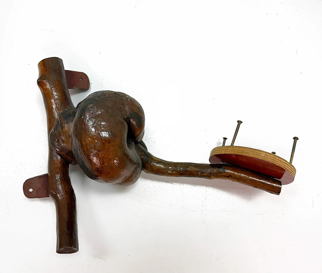 VRIL VÄGGKONSOL. — Sculptures & Bronzes — TOKA Auktionshus