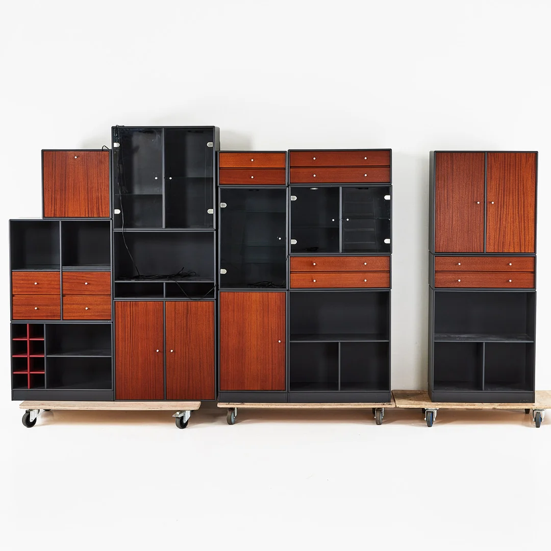 PETER J LASSEN. Hyllsystem, 16 delar, Montana, Danmark, etikettmärkt. — Cupboards, Cabinets & Shelves — Stockholms Auktionsverk Magasin 5