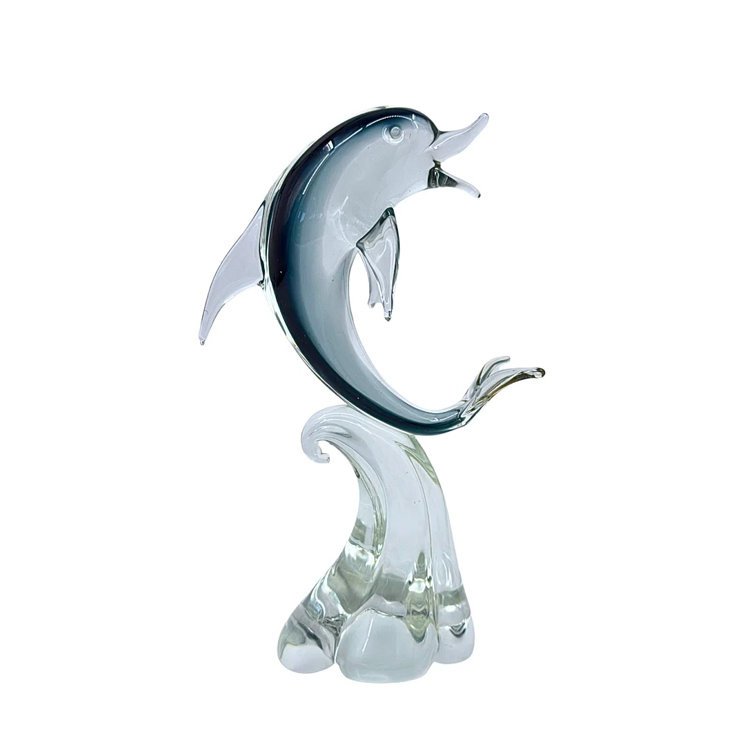 HANDGEFERTIGTE GLASSKULPTUR VON EINEM DELFIN AUF EINER WELLE. — Art glass — Auktionshaus Stuber's Hammerschlag
