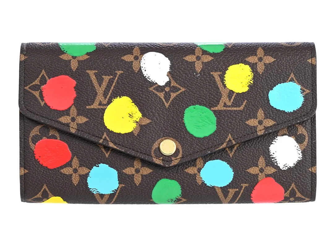 LOUIS VUITTON, PLÅNBOK, Portefeuille Sarah NM Bifold Long Wallet, Yayoi Kusama Monogram Painted Dots, Monogram canvas, guldfärgade beslag, 19x10x1,5 cm, dustbag, originalkartong. Excellent Condition. — Accessoarer/Plånböcker — Kaplans