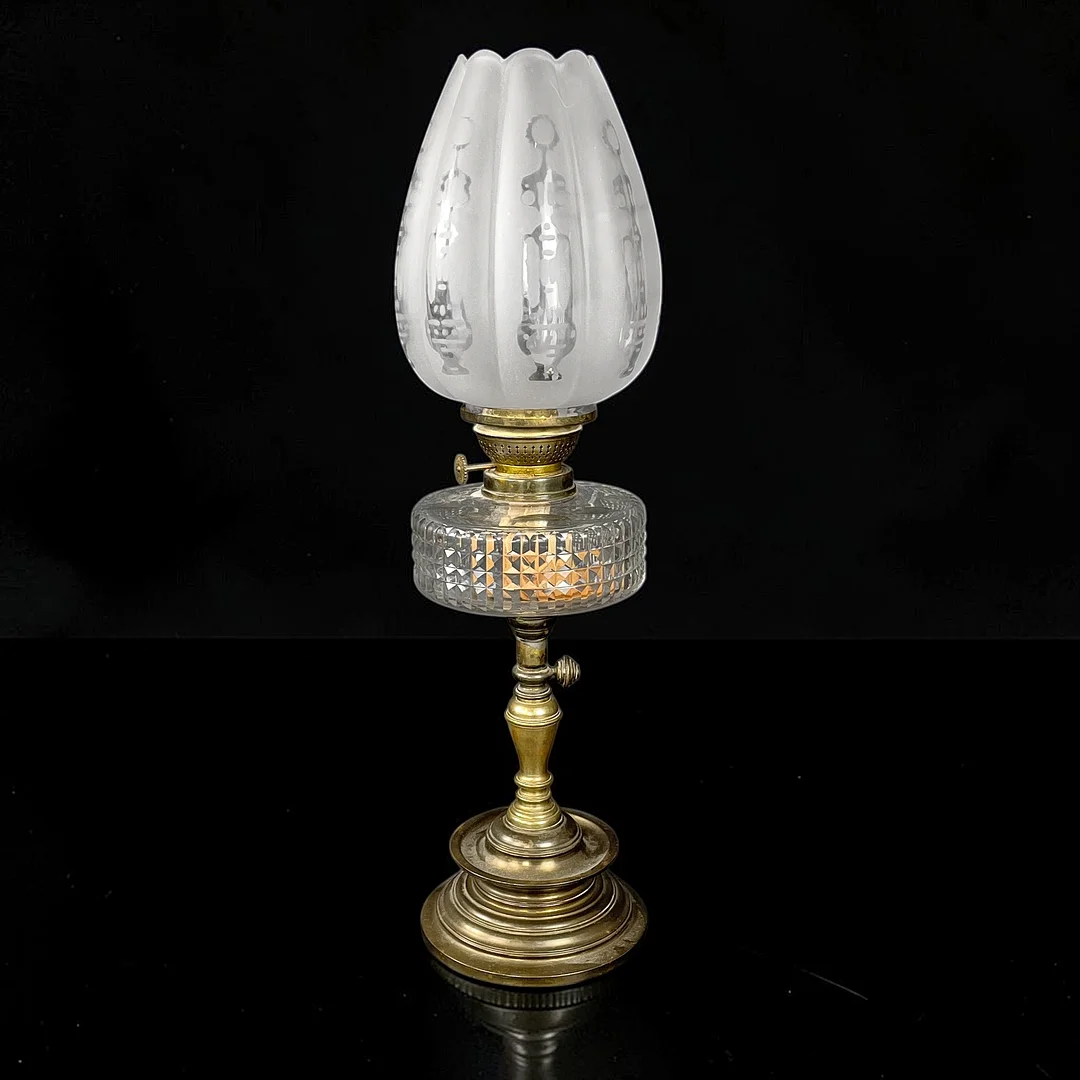 BORDSFOTOGENLAMPA, mässing & glas, 1900-tal. — Other lighting — Roslagens Auktionsverk