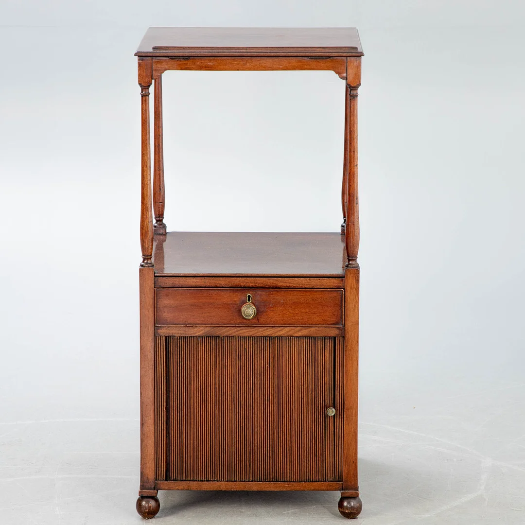 Whatnot, Mahagoni, England, 2. Hälfte 19. Jh. — Cupboards, Cabinets & Shelves — Stockholms Auktionsverk Hamburg
