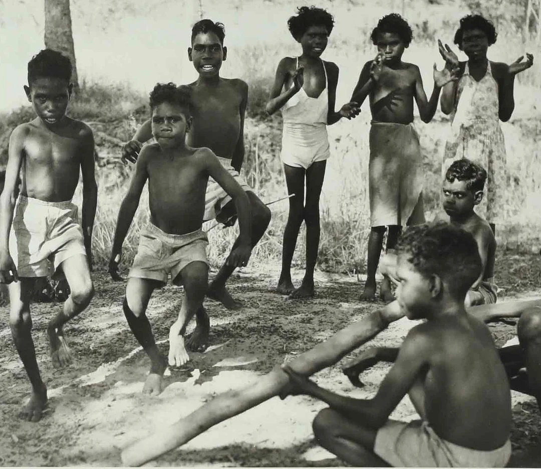 SVEN GILLSÄTER. Fotografi, dansande barn, 1900-tal. — Photography — Hälsinglands Auktionsverk
