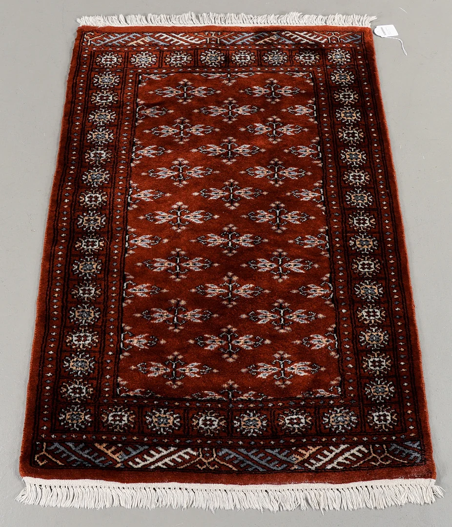 MATTA Pakistan, 127x81 cm. — Oriental Carpets & Textiles — Karlstad Hammarö Auktionsverk