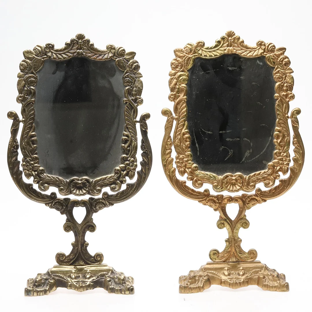 BORDSSPEGLAR. Ett par, Mässing, Brevens bruk, 1900-tal. — Mirrors — Örebro Stadsauktioner