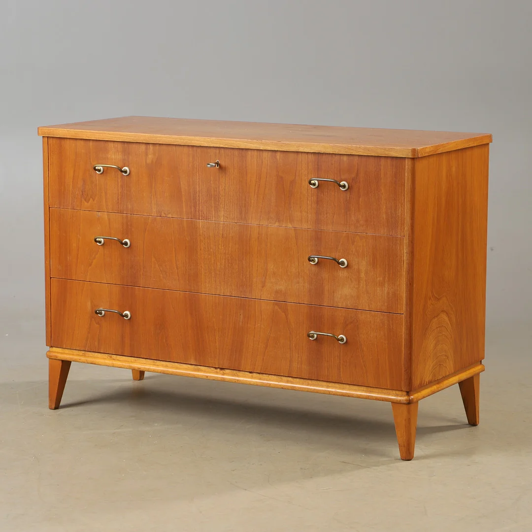 BYRÅ, 3-lådig, alm, Swedish modern, 1940-tal. — Chests of drawers — Helsingborgs Auktionskammare