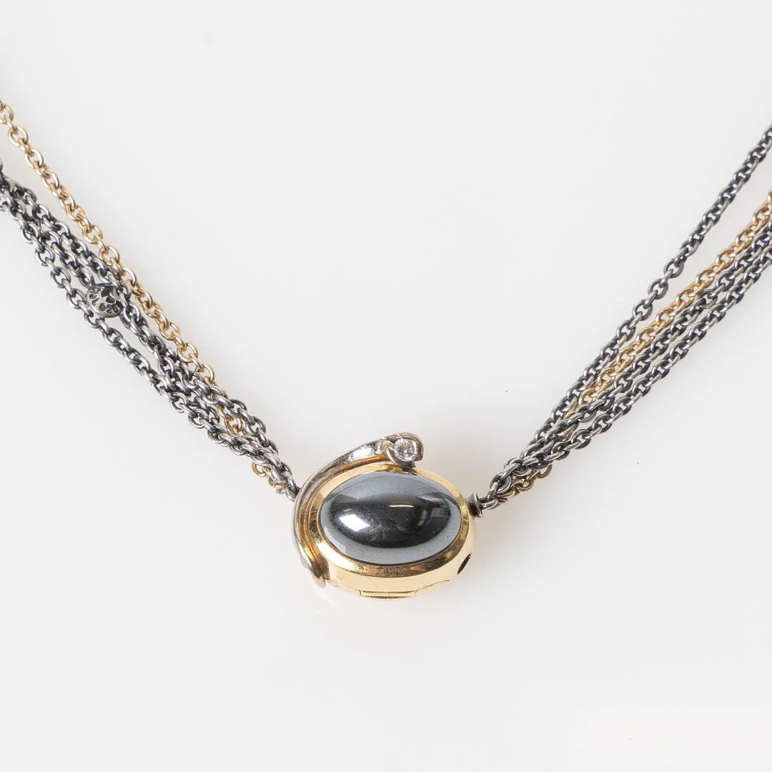 OLE LYNGGAARD, collier i 18K guld och oxiderat silver med lås i 18K guld och vitguld med cabochonslipad hematit och briljantslipad diamant. — Necklace — Stockholms Auktionsverk Helsingborg