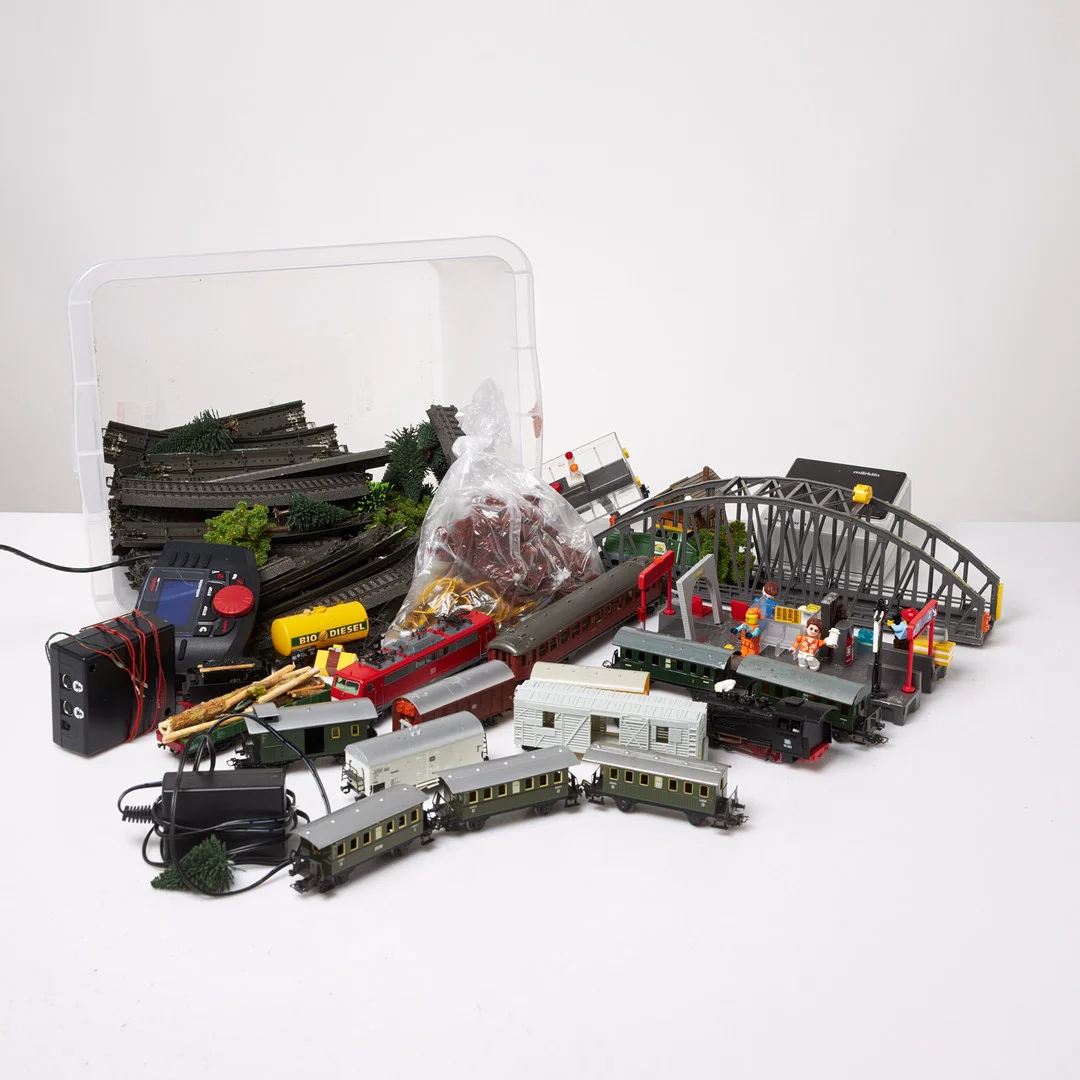 MÄRKLIN, parti omfattande lok, vagnar, rälsdelar, transformatorer, 1900-tal. — Model railways — Stockholms Auktionsverk Sickla