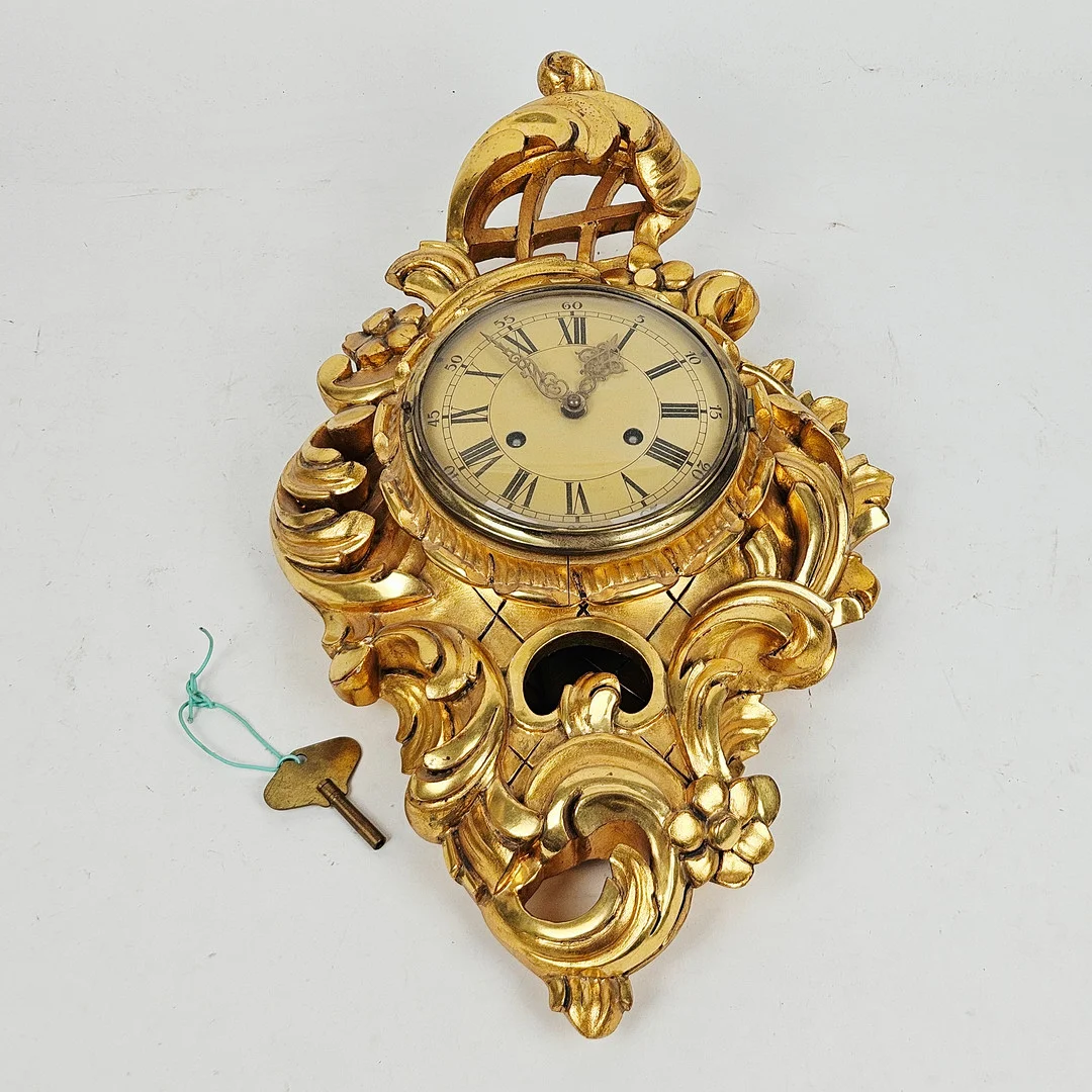 VÄGGPENDYL, rokokostil, 1900-tal. — Wall Clocks — Auktionshuset Thörner & Ek