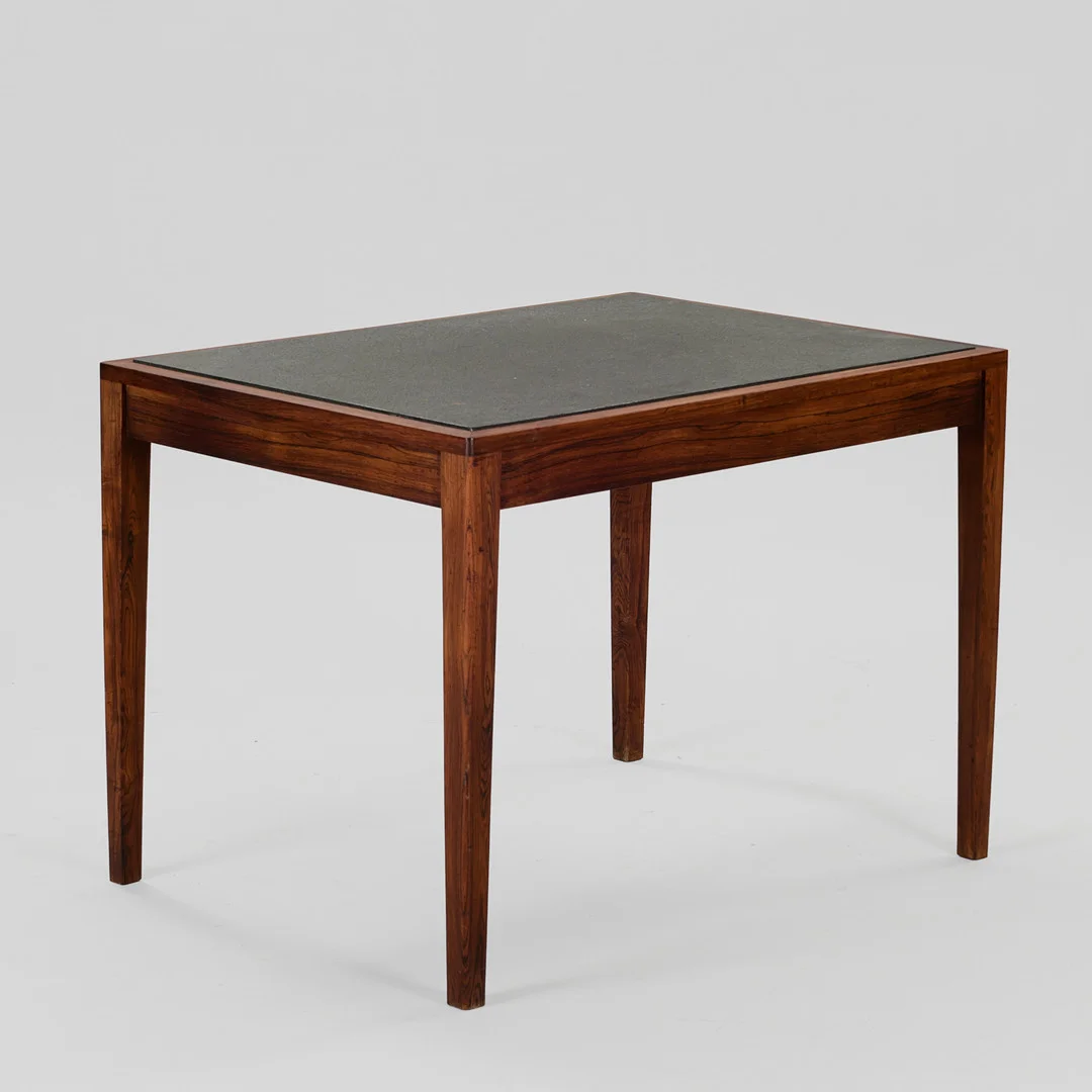 Sidebord / Lampebord af palisander med skifferplade, 1960,'erne, Danmark. — Tables — Palsgaard Kunstauktioner