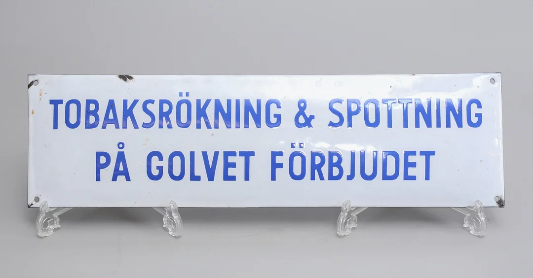 EMALJSKYLT, "Tobaksrökning & spottning på golvet förbjudet", 1900-talets första hälft. — Advertising & Signs — Auktionshuset Thelin & Johansson