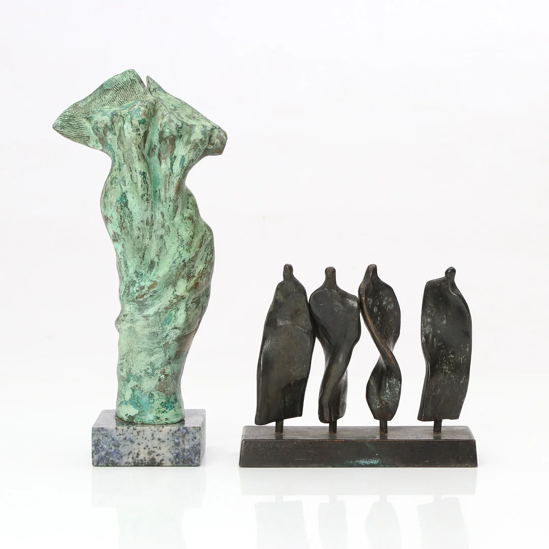SKULPTURER, TVÅ ST. Patinerad brons. Abstrakta figurer. En otydligt monogramsignerad, en osignerad. — Sculptures & Bronzes — Skånes Auktionsverk