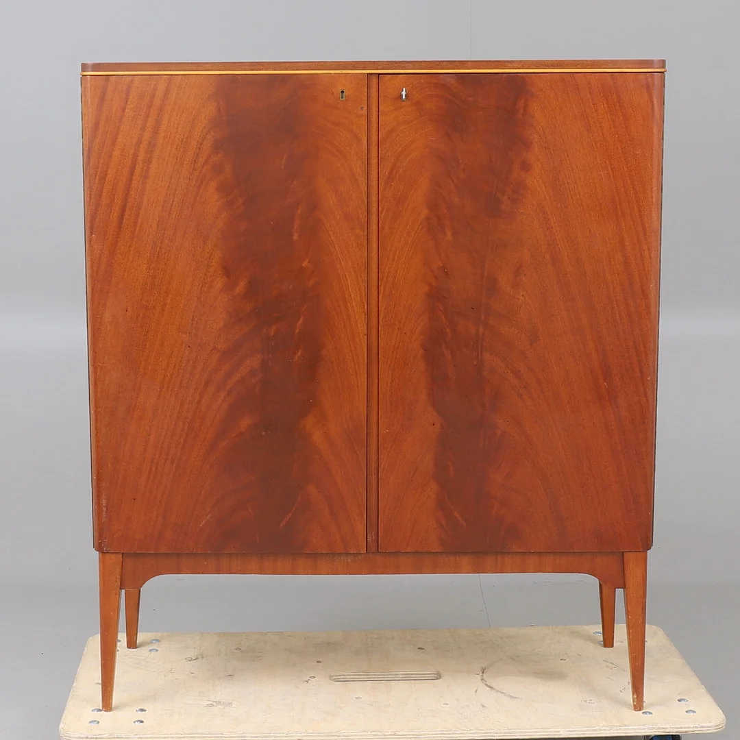 SKÅP, Tallbackens Möbler, Bröderna Karlsson, Tibro, Swedish Modern, 1940-tal. — Cupboards, Cabinets & Shelves — RA Auktionsverket Norrköping