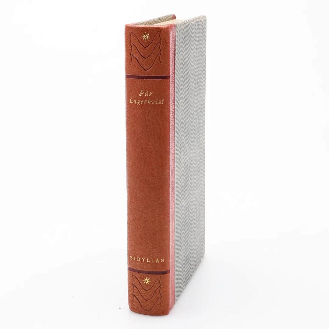 NOBELPRISTAGAREN PÄR LAGERKVISTS (1891-1964) SIBÝLLAN I FÖRSTA UPPLAGAN 1956 I ETT HALVMAROKÄNGBAND BUNDET AV ALBERT BONNIERS PRIVATBOKBINDERI. — Books — Crafoord Auktioner Lund