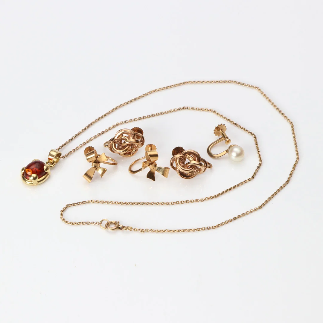 ÖRHÄNGEN OCH HALSBAND. 18k och 9k guld. — Jewellery — Skånes Auktionsverk
