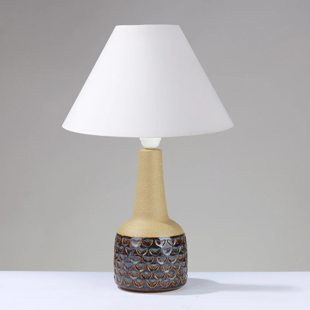 EINAR JOHANSEN (1906-1980). Håndlavet bordlampe af delvist glaseret stentøj udsmykket med hjerteformede relieffer, modelnr. 3012, Søholm, Bornholm, Danmark, 1950'erne. — Table Lamps — Palsgaard Kunstauktioner