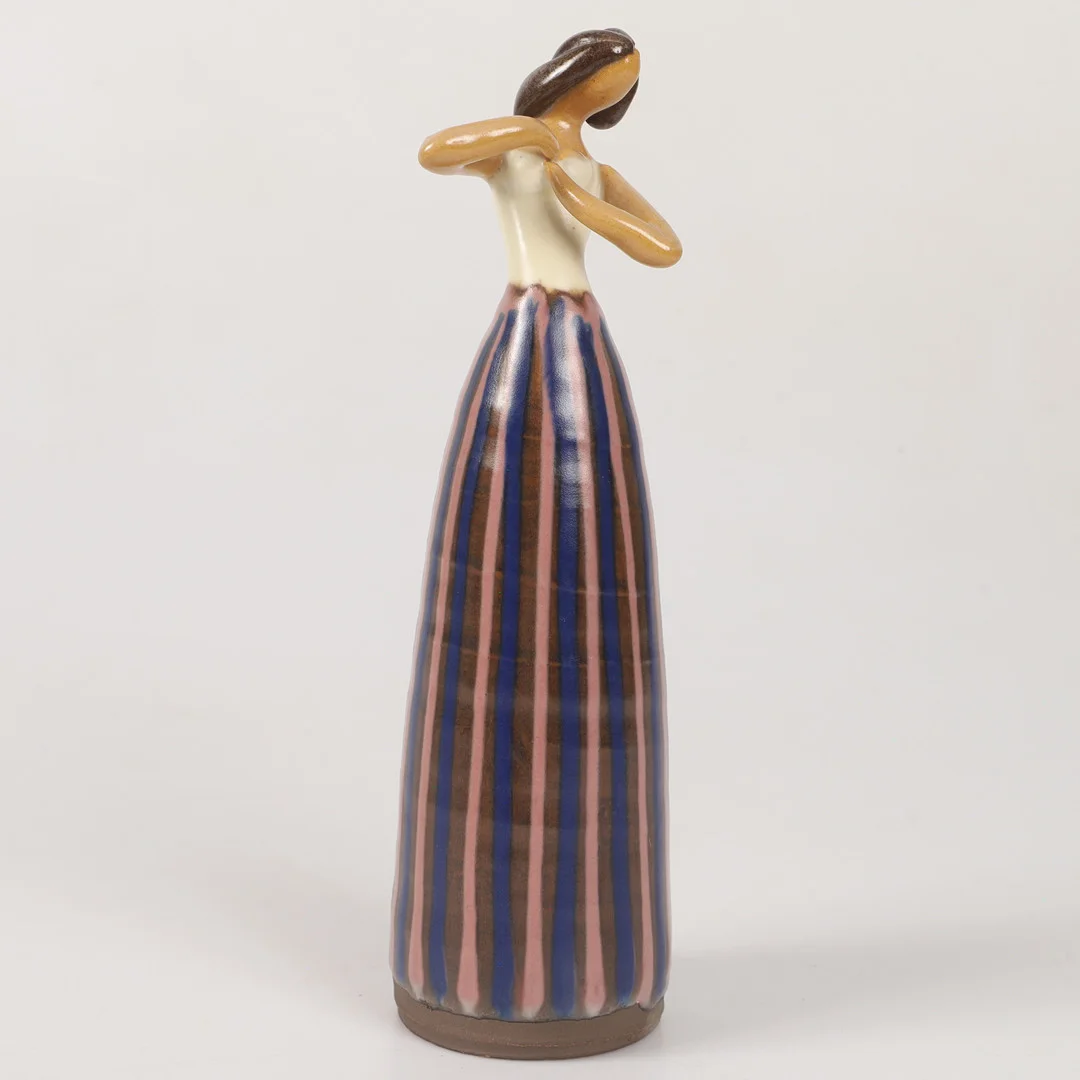 CAY CEDERGREN. Figurin, "Backafallsflickan", keramik, Hven. — European — Helsingborgs Auktionskammare