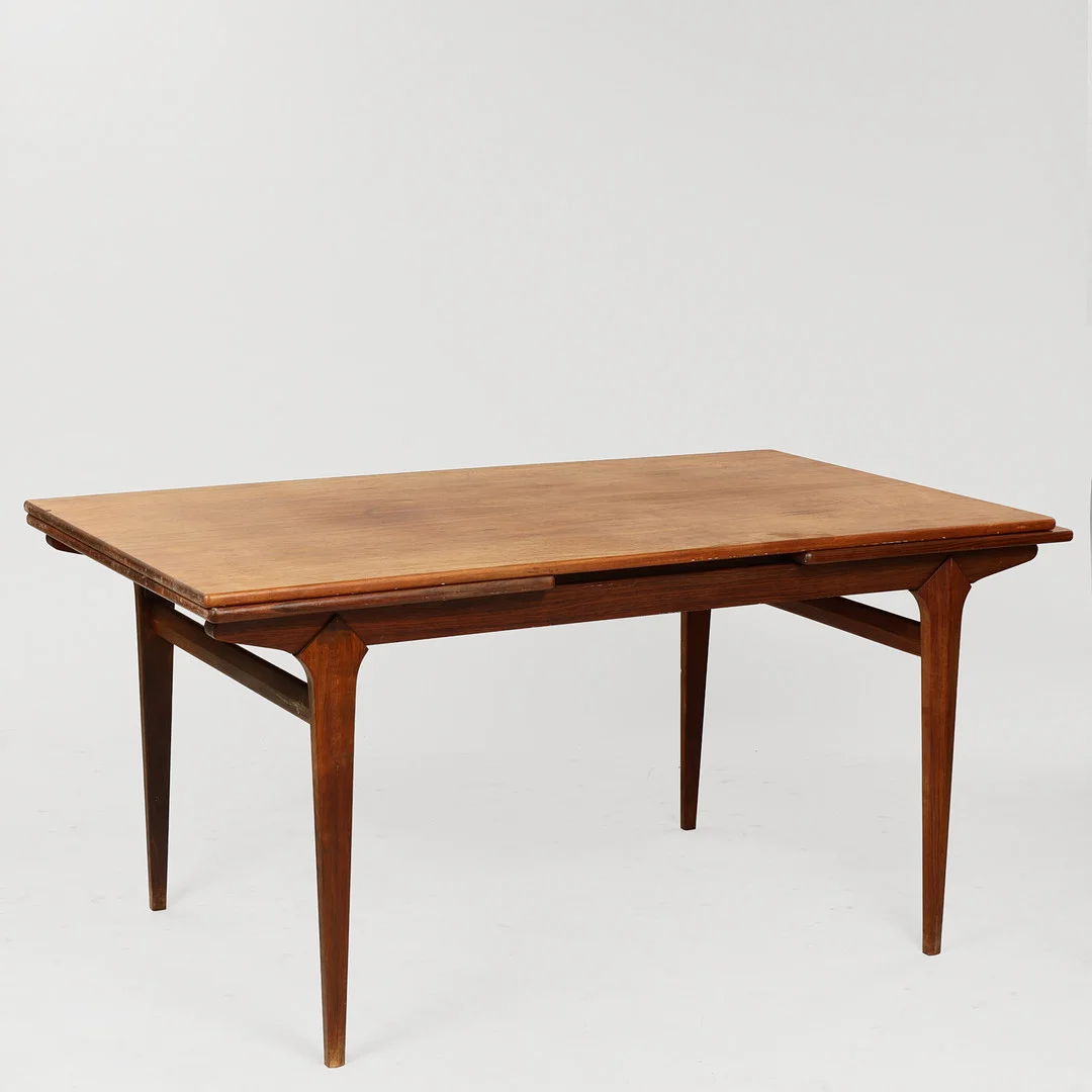 JOHANNES ANDERSEN. TILSKREVET. Spisebord af palisander med hollandsk udtræk, Danmark, 1960'erne. — Dining tables — Palsgaard Kunstauktioner