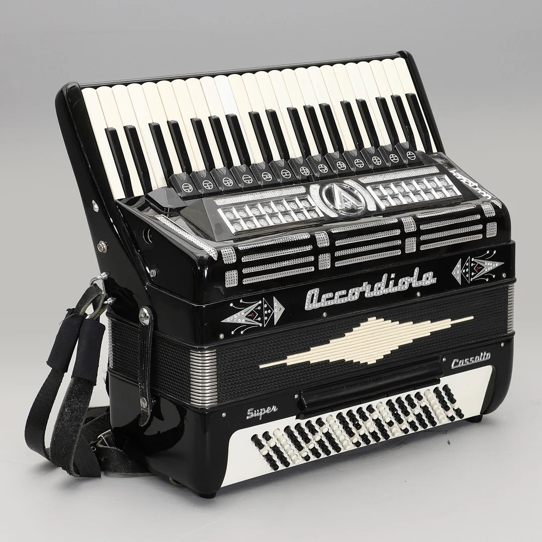 DRAGSPEL, Accordiola Super Cassotto, MIDI, Italien, 2000-tal. — Musical instruments — Crafoord Auktioner Malmö