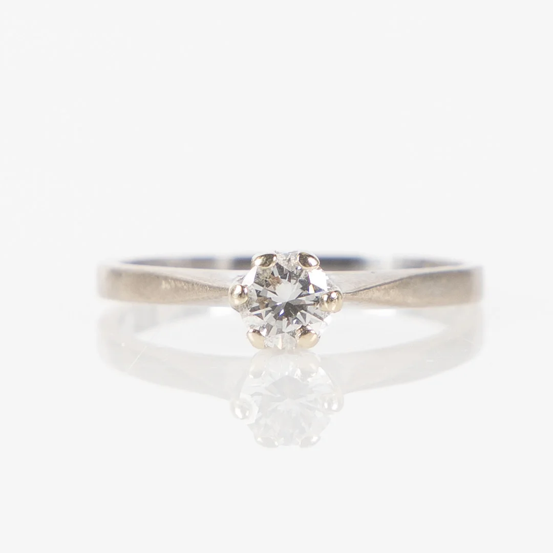RING, 18K vitguld med briljantslipad diamant 0.36 ct. — Rings — Stockholms Auktionsverk Helsingborg