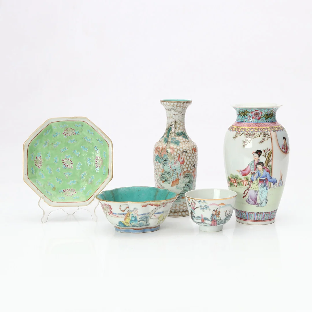 PORSLIN, FEM DELAR. Med polykrom dekor. Kina, 1900-tal. — Ceramics & Porcelain — Skånes Auktionsverk