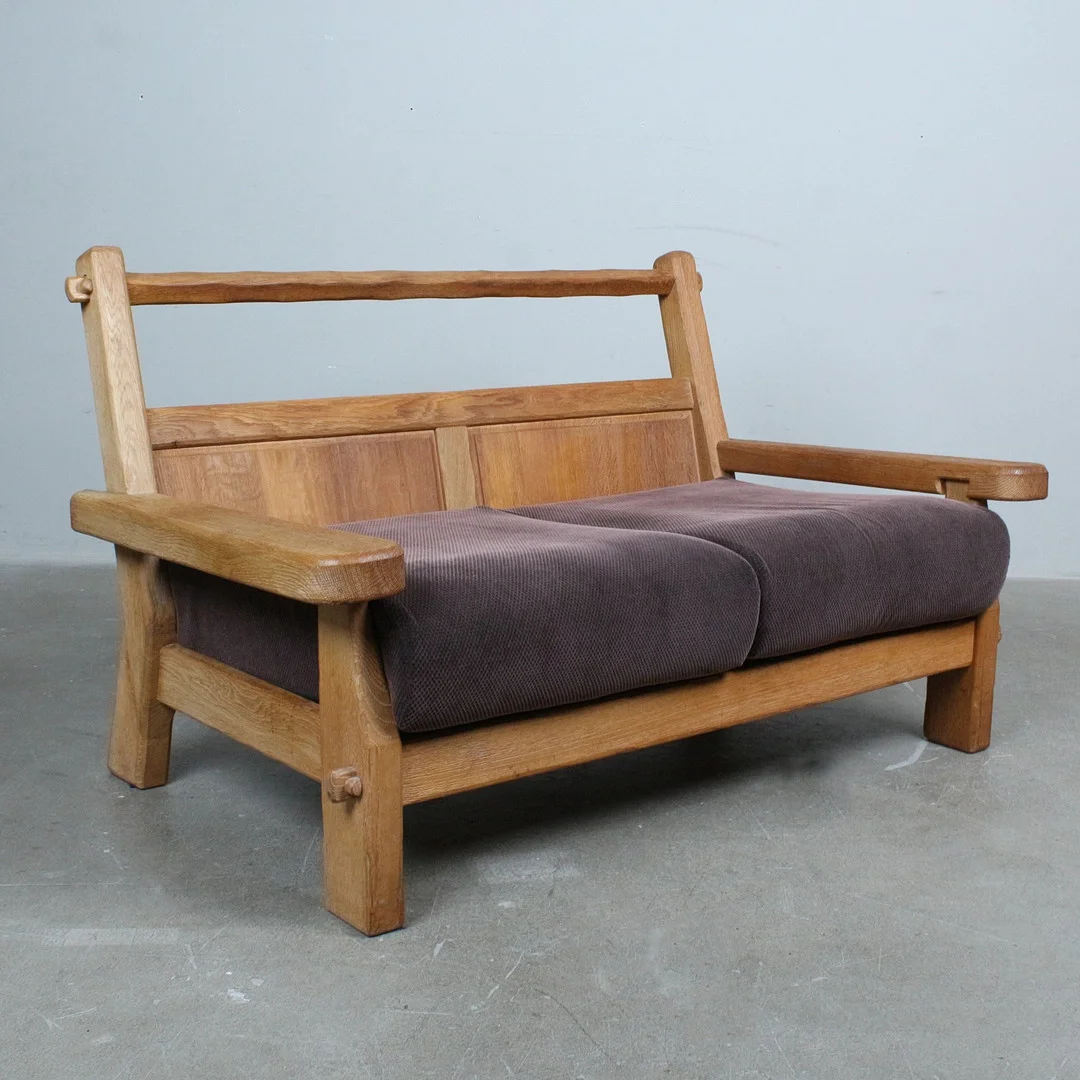DE PUYDT. Brutalistischer Zweisitzer aus massiver Eichenholz, 1960er, Belgien. — Sofas & Seatings — Stockholms Auktionsverk Düsseldorf/Neuss