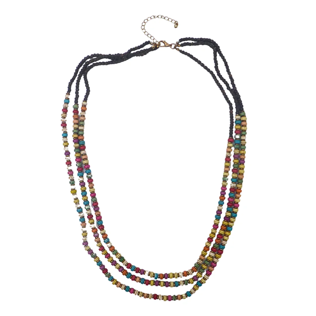 DREIREIHIGE BUNTE PERLENKETTE MIT VERSTELLBAREM METALLVERSCHLUSS. — Necklace — Auktionshaus Stuber's Hammerschlag