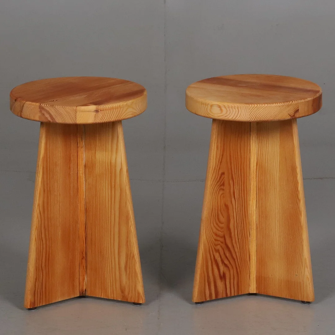 PALLAR, ett par, furu. — Armchairs & Chairs — Örebro Stadsauktioner