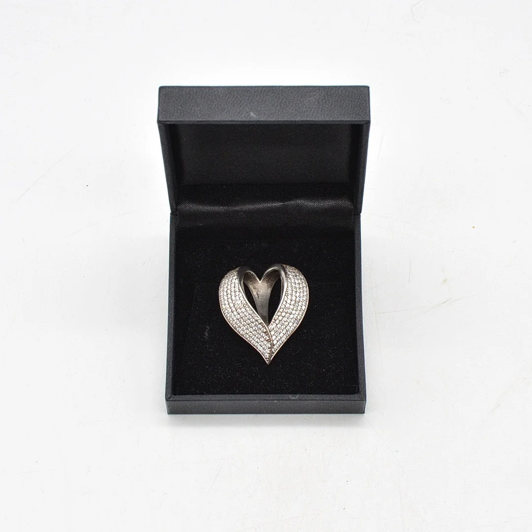 COLLIERANHÄNGER IN HERZFORM, STERLINGSILBER MIT ZIRKONIA, DURCHBROCHEN, VINTAGE. — Brooches & Pendants — Kunst- und Auktionshaus Kleinhenz