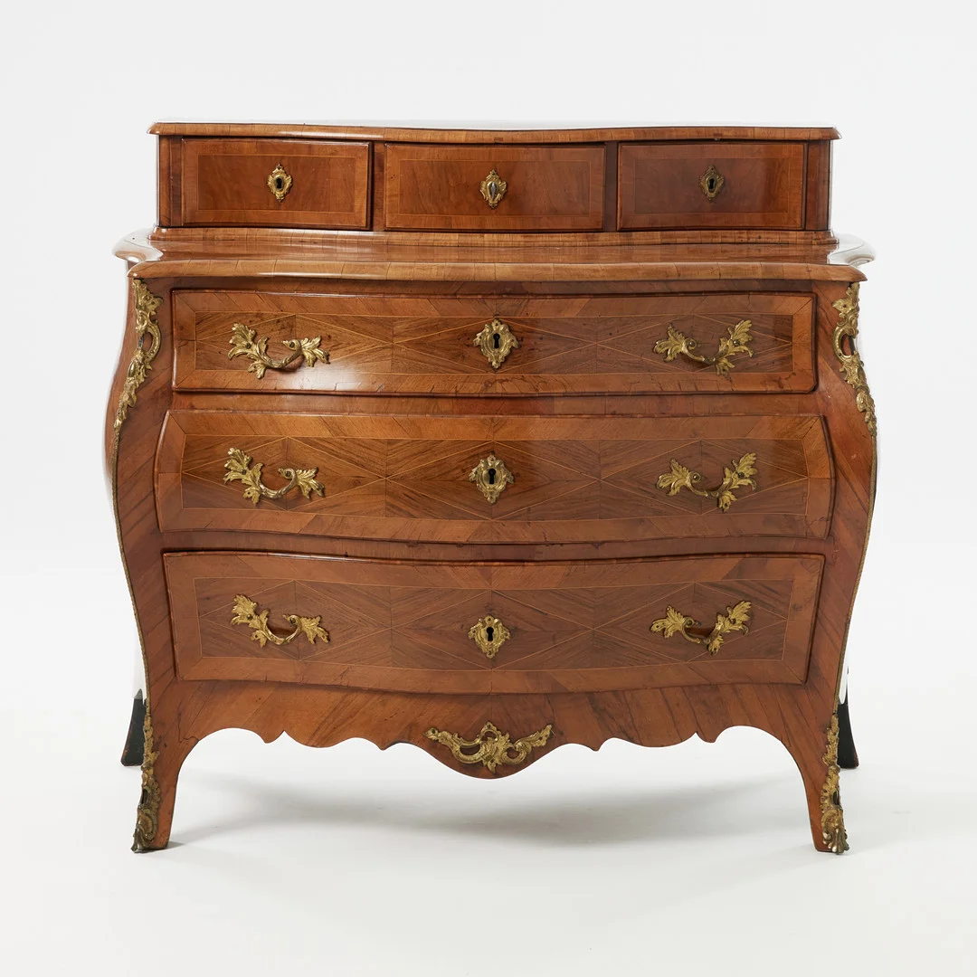 BYRÅ med uppsats, Stockholmsarbete i rokoko, fanerad i valnöt, amarant, och alm, beslag i brons. — Chests of drawers — Stockholms Auktionsverk Magasin 5