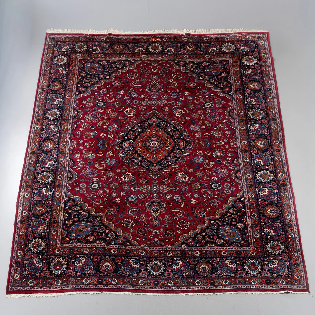 MATTA, persisk, Meshed, ca 392 x 297. — Persian Carpets & Textiles — Stockholms Auktionsverk Helsingborg